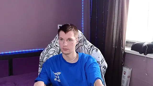 Leonnextdoor online show from 01.11.25