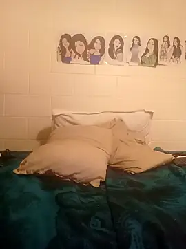 Snapshot of k1oudE chatting on 09.30.25 k1oudE online show from 09.30.25