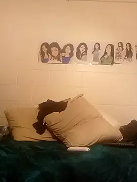 Snapshot of k1oudE chatting on 10.06.25 k1oudE online show from 10.06.25