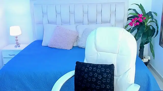 Annie kurt  online show from 10.08.25