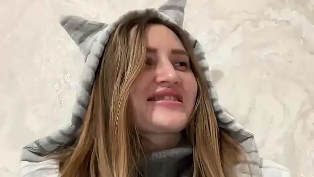 Snapshot of florianikaa chatting on 10.24.25 florianikaa online show from 10.24.25