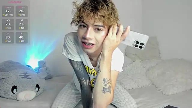 Snapshot of Henophiid chatting on 11.03.25 Henophiid online show from 11.03.25