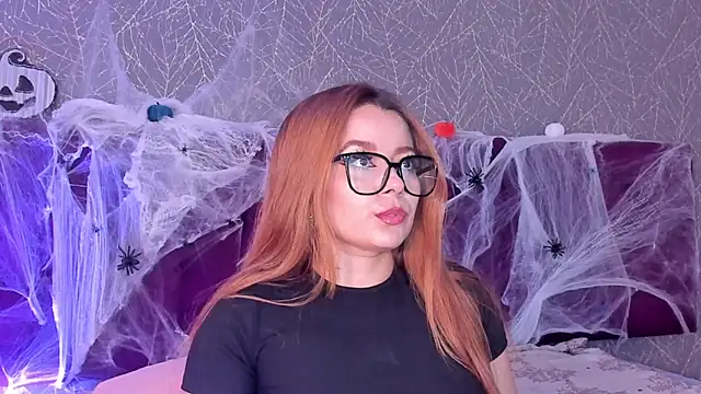 Snapshot of LiaCathaleya chatting on 10.13.25 LiaCathaleya online show from 10.13.25