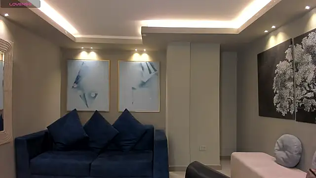 NiaSalvatore online show from 10.10.25