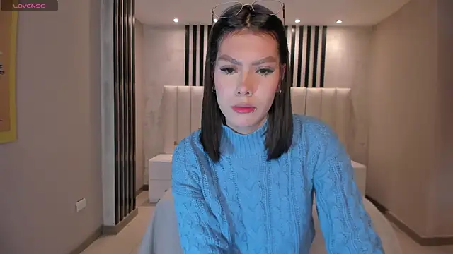 NiaSalvatore online show from 10.13.25