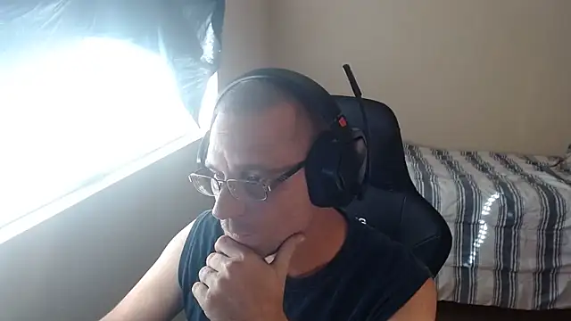 Snapshot of Dubesnackes chatting on 11.04.25 Dubesnackes online show from 11.04.25