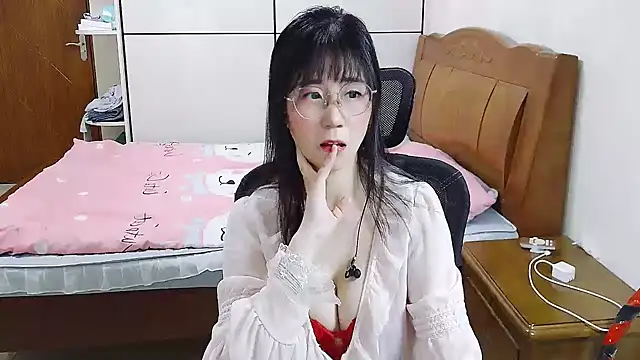 Snapshot of Strawberry_baby chatting on 02.28.25 Strawberry baby online show from 02.28.25