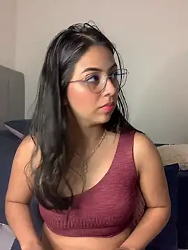 Snapshot of Julii- chatting on 01.05.25 Julii- online show from 01.05.25