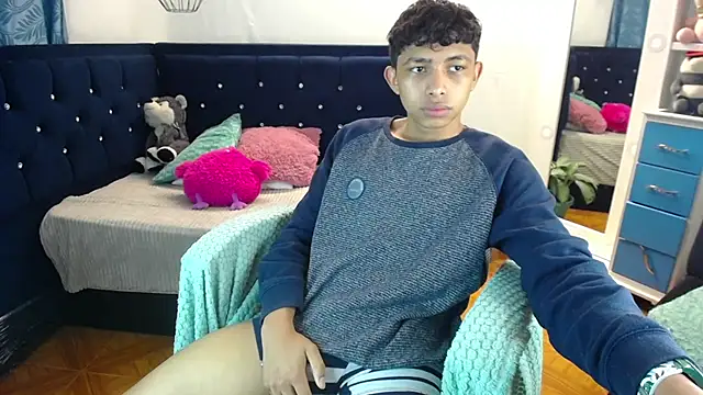Snapshot of twinkmilk_ chatting on 03.18.25 twinkmilk online show from 03.18.25