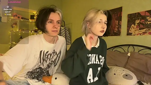 Snapshot of VeryRare_TwinS chatting on 10.04.25 VeryRare TwinS online show from 10.04.25