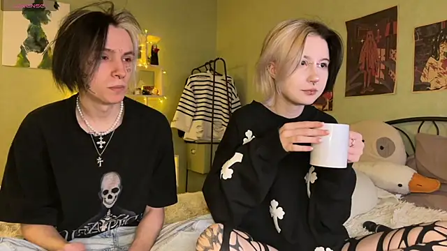 Snapshot of VeryRare_TwinS chatting on 10.06.25 VeryRare TwinS online show from 10.06.25