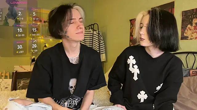 Snapshot of VeryRare_TwinS chatting on 10.09.25 VeryRare TwinS online show from 10.09.25