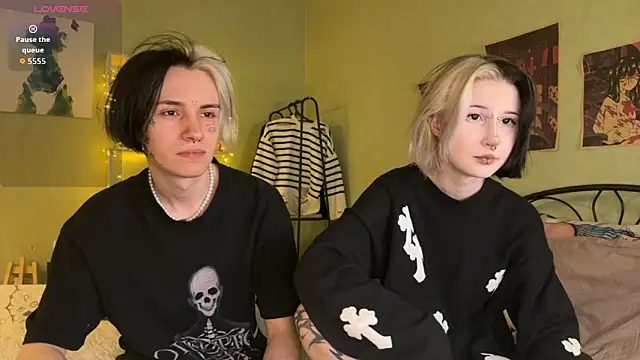 Snapshot of VeryRare_TwinS chatting on 10.10.25 VeryRare TwinS online show from 10.10.25