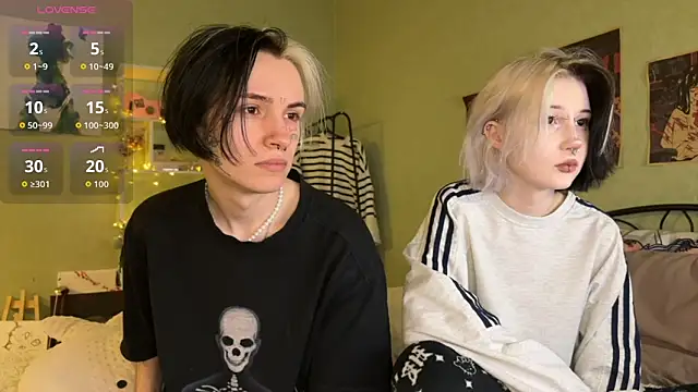 Snapshot of VeryRare_TwinS chatting on 10.11.25 VeryRare TwinS online show from 10.11.25