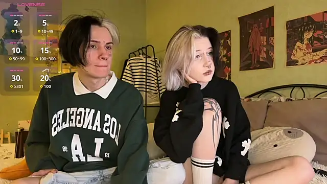 Snapshot of VeryRare_TwinS chatting on 10.12.25 VeryRare TwinS online show from 10.12.25