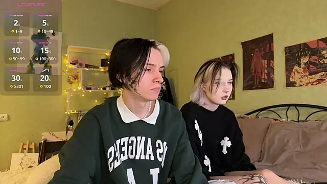 Snapshot of VeryRare_TwinS chatting on 10.23.25 VeryRare TwinS online show from 10.23.25