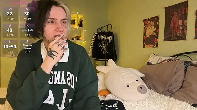 Snapshot of VeryRare_TwinS chatting on 10.31.25 VeryRare TwinS online show from 10.31.25