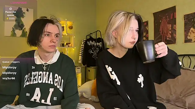 Snapshot of VeryRare_TwinS chatting on 11.16.25 VeryRare TwinS online show from 11.16.25