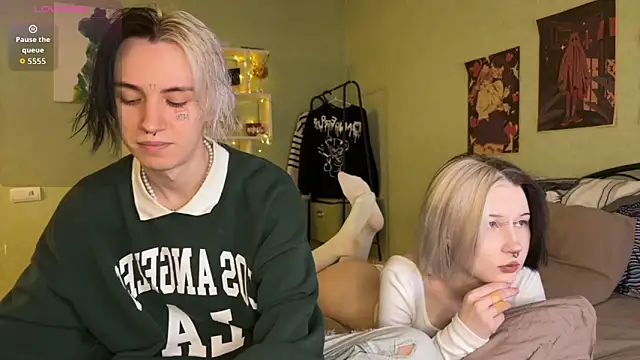 Snapshot of VeryRare_TwinS chatting on 11.18.25 VeryRare TwinS online show from 11.18.25