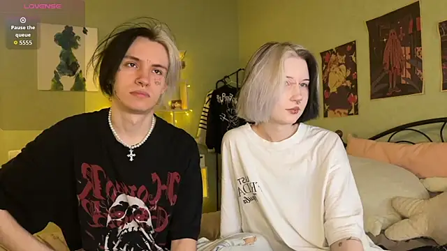 Snapshot of VeryRare_TwinS chatting on 11.26.25 VeryRare TwinS online show from 11.26.25