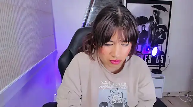 Snapshot of Ji_Eun chatting on 01.05.25 Ji Eun online show from 01.05.25