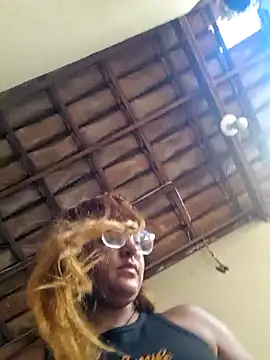Snapshot of AliceRuivinha2 chatting on 03.08.25 AliceRuivinha2 online show from 03.08.25