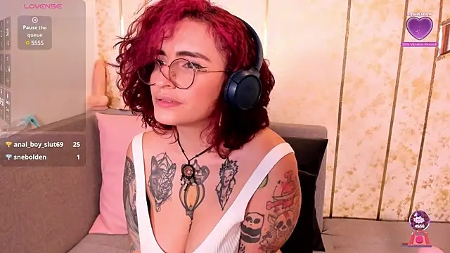 Snapshot of catalehia_moonlight chatting on 03.05.25 catalehia moonlight online show from 03.05.25