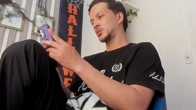 Snapshot of Oliverssmith chatting on 10.30.25 Oliverssmith online show from 10.30.25