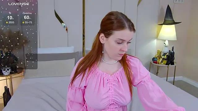 Snapshot of EllieGarson chatting on 11.04.25 EllieGarson online show from 11.04.25