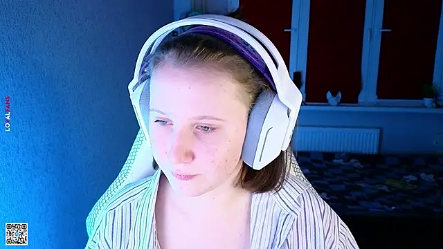 Snapshot of mon_lola chatting on 10.03.25 mon lola online show from 10.03.25