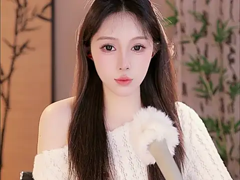 Snapshot of Summer-Momo chatting on 02.24.25 Summer-Momo online show from 02.24.25