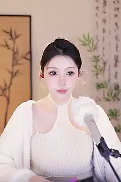 Snapshot of Summer-Momo chatting on 03.10.25 Summer-Momo online show from 03.10.25