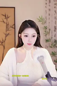 Snapshot of Summer-Momo chatting on 03.10.25 Summer-Momo online show from 03.10.25