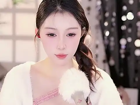 Snapshot of Summer-Momo chatting on 03.19.25 Summer-Momo online show from 03.19.25
