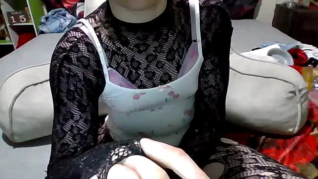 Snapshot of AverageRose chatting on 03.16.25 AverageRose online show from 03.16.25