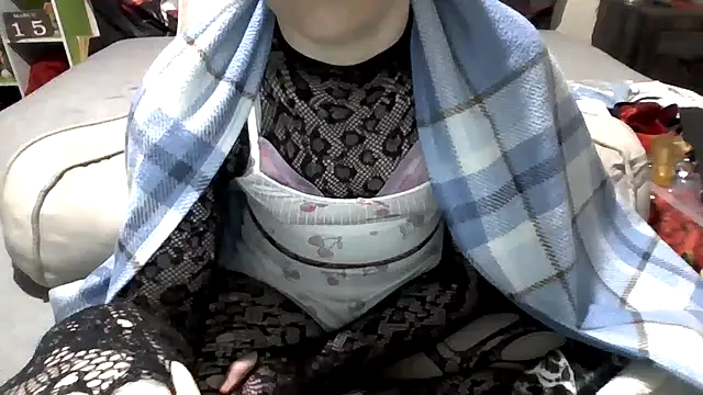 Snapshot of AverageRose chatting on 03.16.25 AverageRose online show from 03.16.25