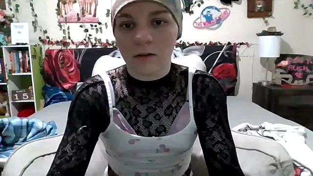 Snapshot of AverageRose chatting on 03.16.25 AverageRose online show from 03.16.25