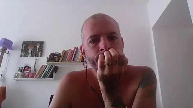 Snapshot of xtrppyx chatting on 10.20.25 xtrppyx online show from 10.20.25