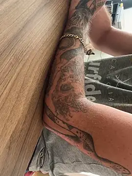 Snapshot of xtrppyx chatting on 10.27.25 xtrppyx online show from 10.27.25