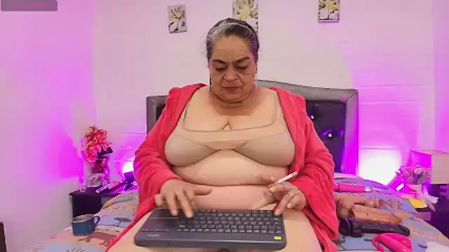 Snapshot of VickyBoobss chatting on 05.29.26 VickyBoobss online show from 05.29.26