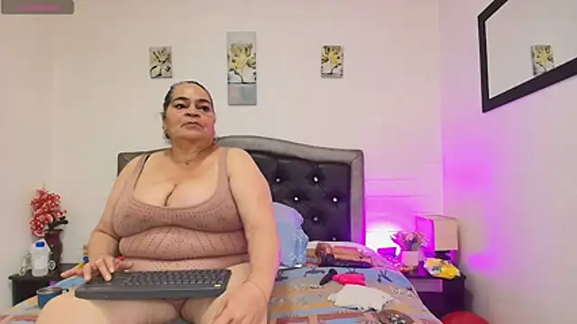 Snapshot of VickyBoobss chatting on 05.31.26 VickyBoobss online show from 05.31.26