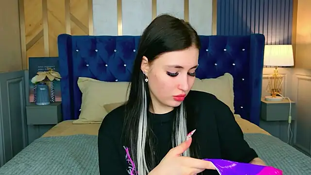 EmmaLawrens online show from 04.16.26