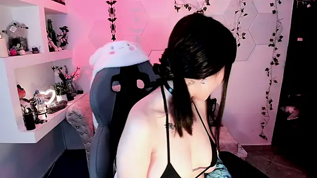 Effy Devalk online show from 02.12.25