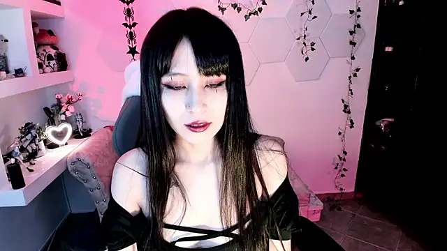 Effy Devalk online show from 02.24.25