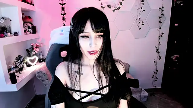 Effy Devalk online show from 02.24.25