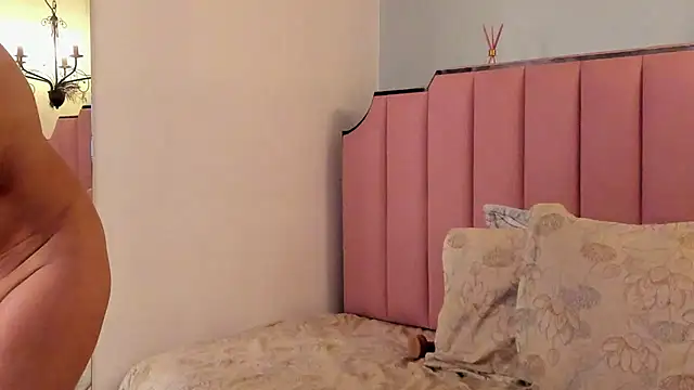 Snapshot of KarenSims chatting on 10.11.25 KarenSims online show from 10.11.25