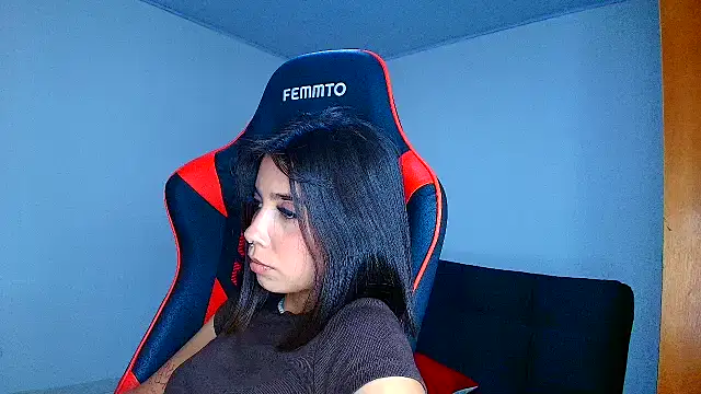 Snapshot of Rousse_violett chatting on 11.04.25 Rousse violett online show from 11.04.25