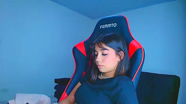 Snapshot of Rousse_violett chatting on 11.06.25 Rousse violett online show from 11.06.25