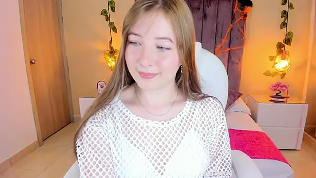 Dahlia Rousse online show from 10.02.25