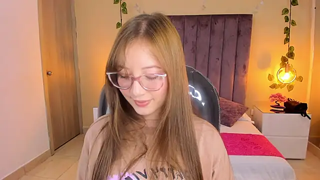 Dahlia Rousse online show from 11.08.25